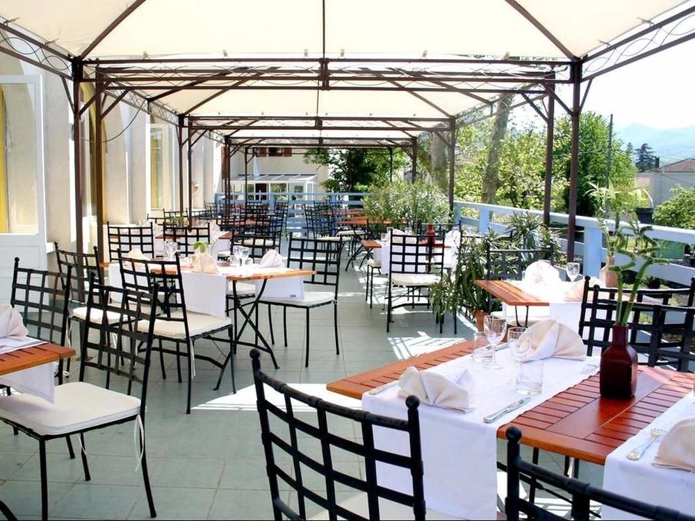 סן-ז'אן-אן-רוייה Logis Hotel Restaurant Le Castel Fleuri מראה חיצוני תמונה